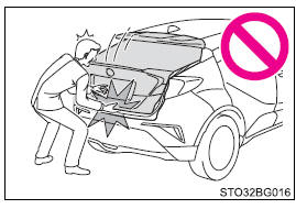 Toyota CH-R. Opening, closing and locking the doors